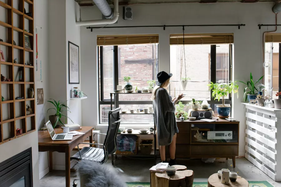 Frau in einem lichtdurchfluteten Loft