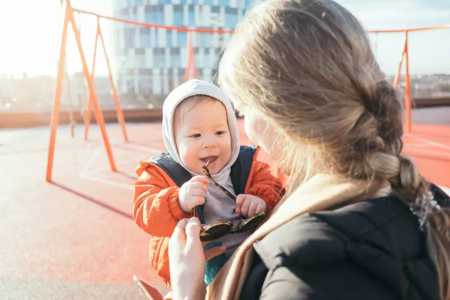 Mutter mit Kind auf dem Spielplatz