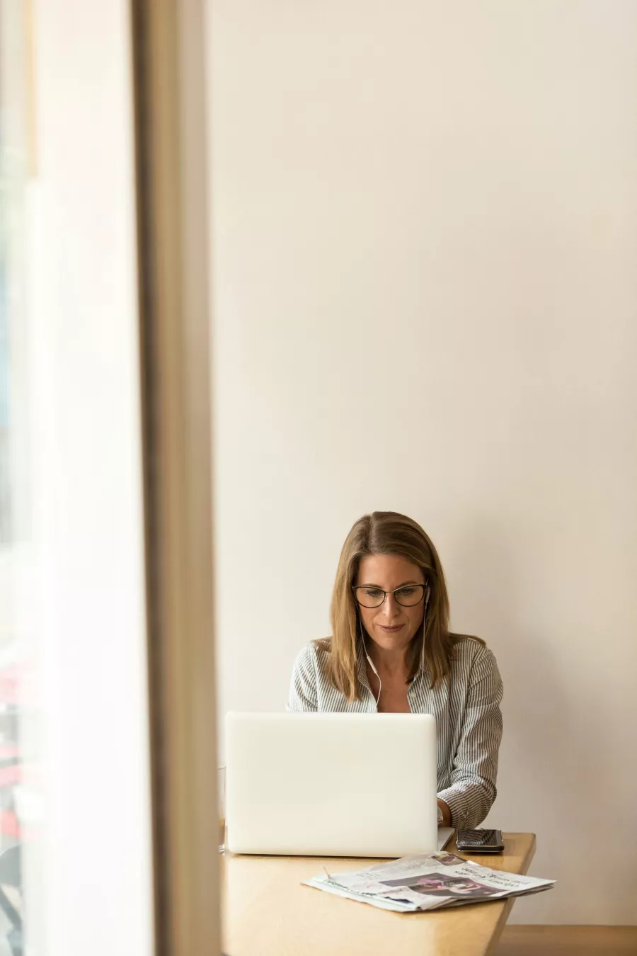 Frau arbeitet konzentriert am Laptop