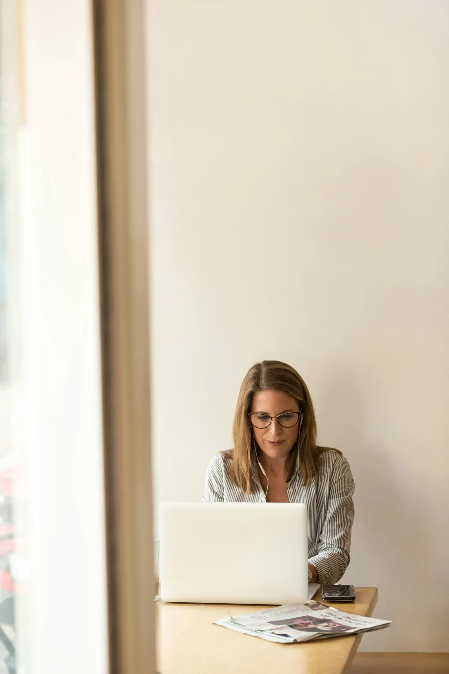 Frau arbeitet konzentriert am Laptop